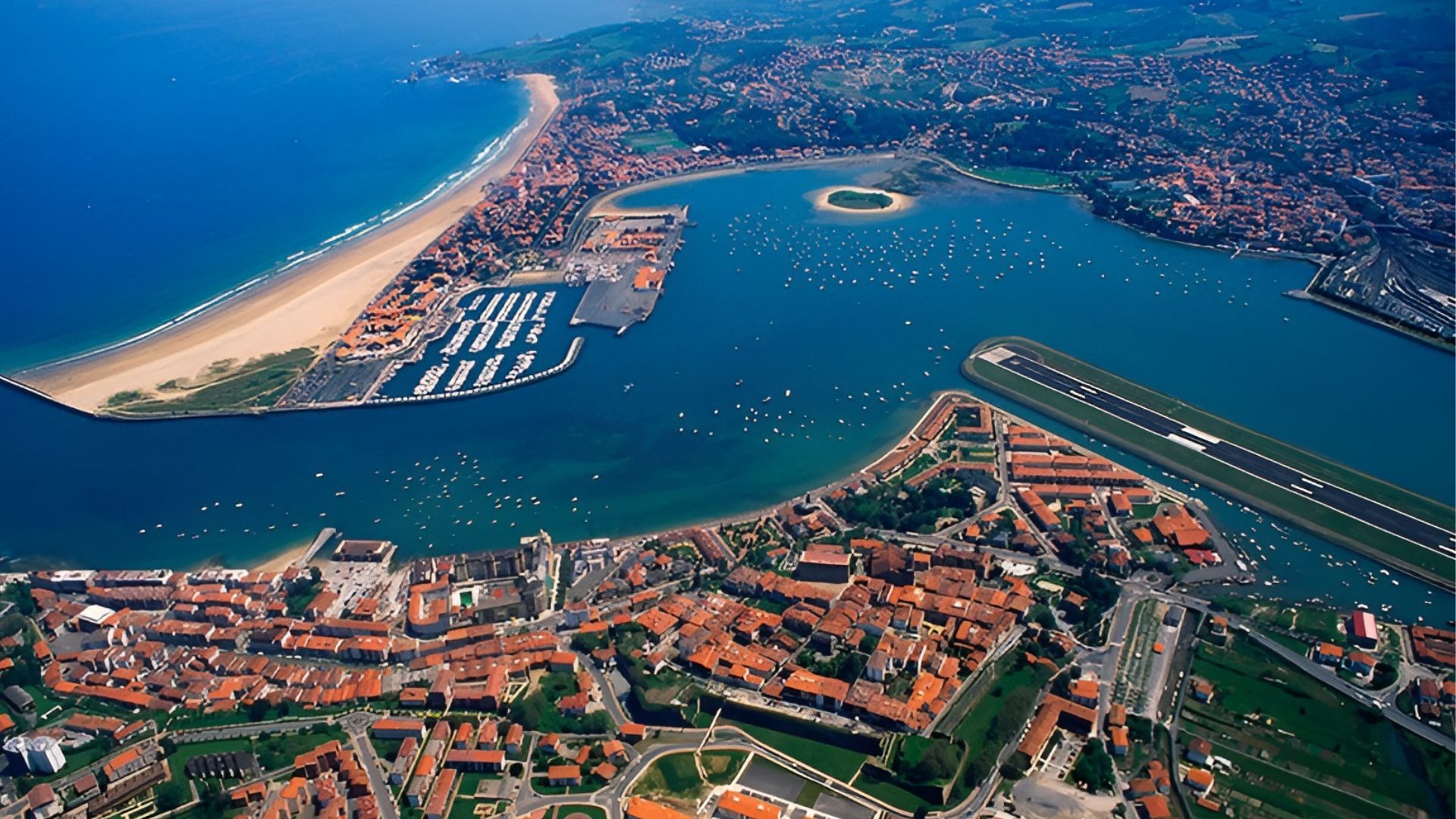 ¿Sabías que el Aeropuerto de San Sebastián es uno de los más pequeños de España? Descubre los secretos detrás de su tamaño