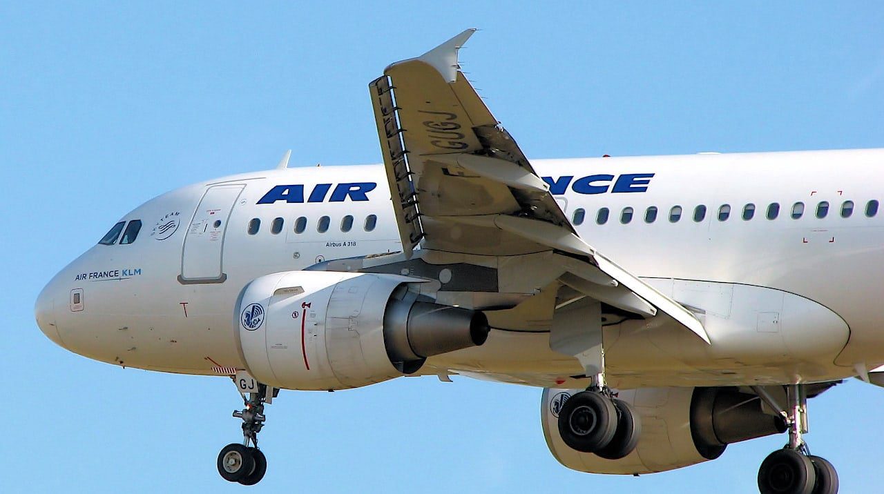 ¡Así es como los aviones aterrizan en Hondarribia con una pista tan pequeña!