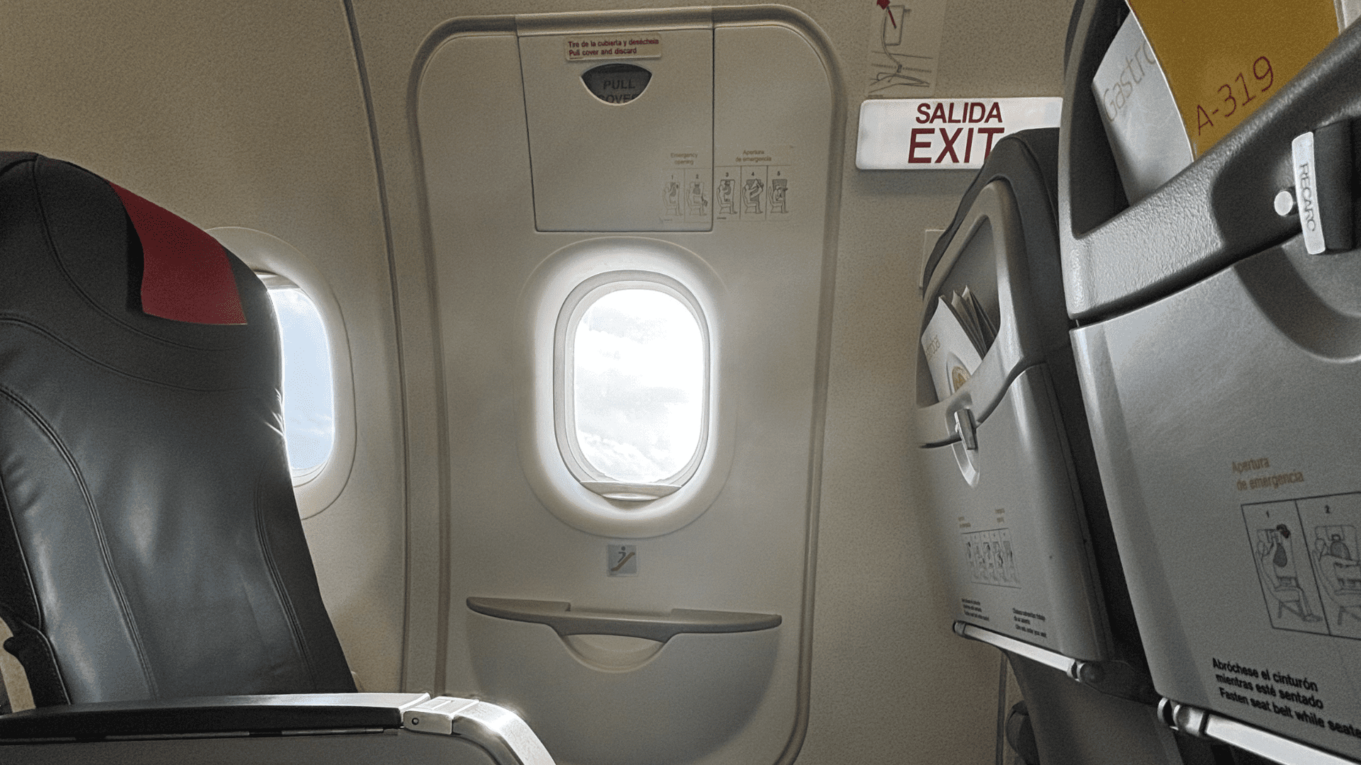 Asientos de salida de emergencia en tu vuelo a Hondarribia: requisitos y realidad